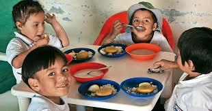 Niños en un comedor de un barrio con graves carencias alimenticias