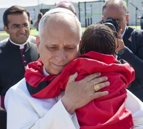 León XIV abraza niño