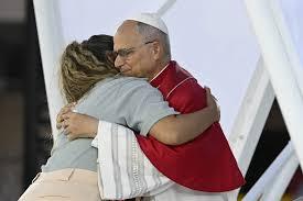 El Papa abraza señora