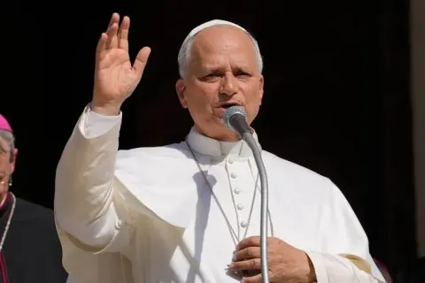 Papa León XIV saluda