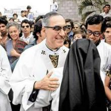 Mons. Romero, salida de Catedral saluda al pueblo