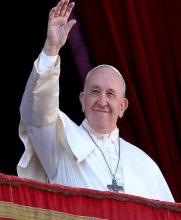 Papa Francisco saluda