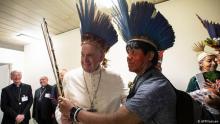 Papa Francisco e indígenas en el Sínodo de la Amazonía en el Vaticano
