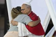 El Papa abraza señora