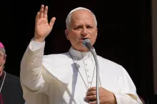 Papa León XIV saluda